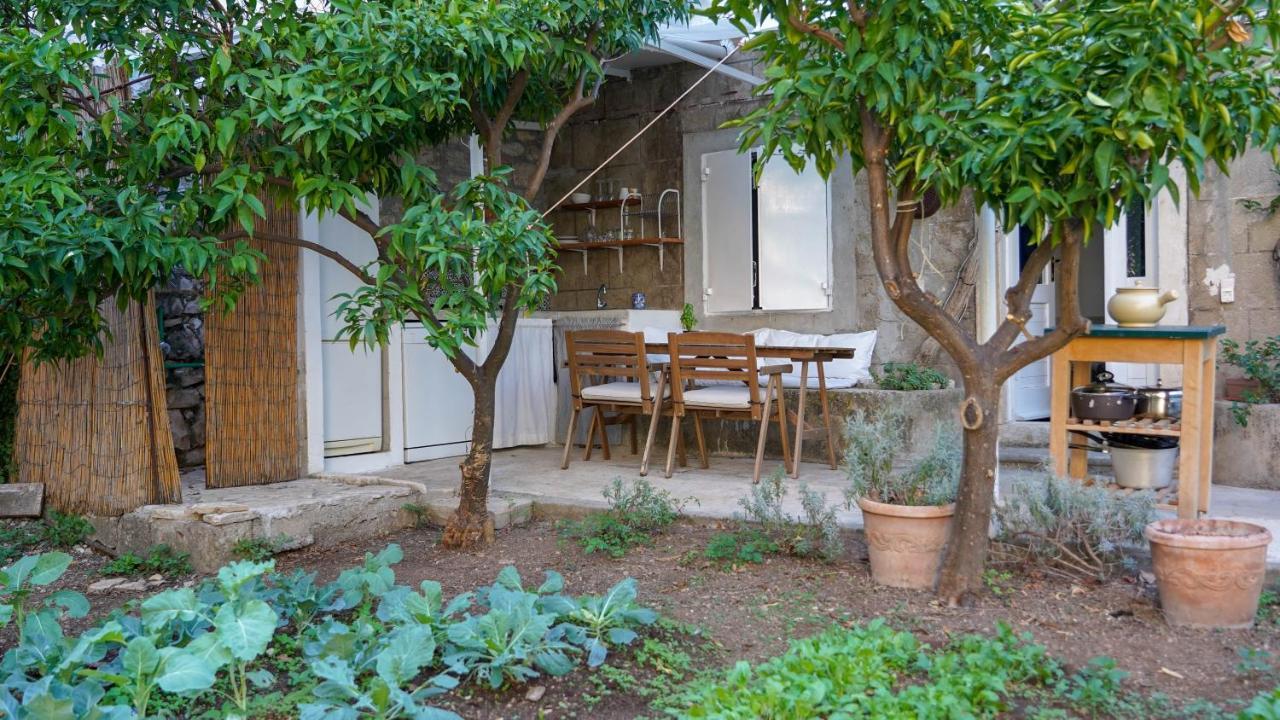 Charming Two-Bed Apartment Orange Garden Sutivan Exteriör bild