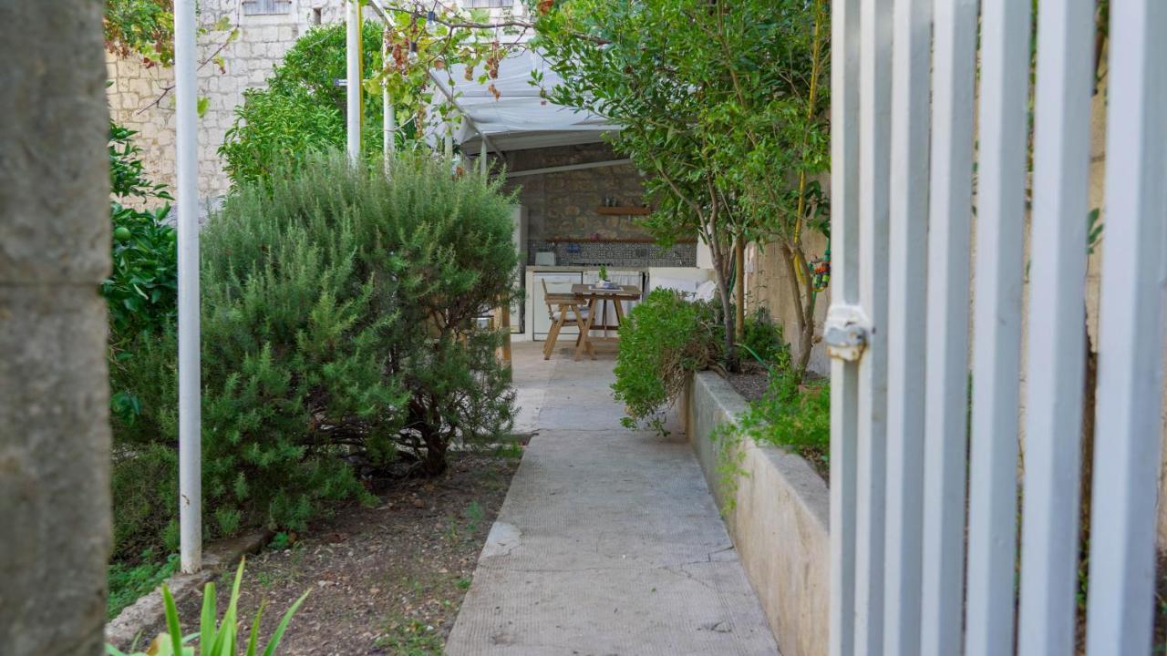 Charming Two-Bed Apartment Orange Garden Sutivan Exteriör bild